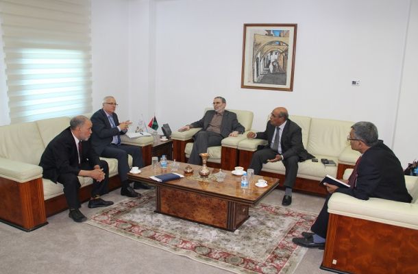 انهيار الدينار أمام العملات الاجنبية بالسوق السوداء