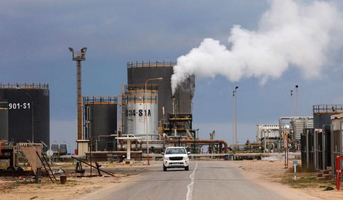 انفجار قذيفة بالقرب من مصفاة الزاوية لتكرير النفط