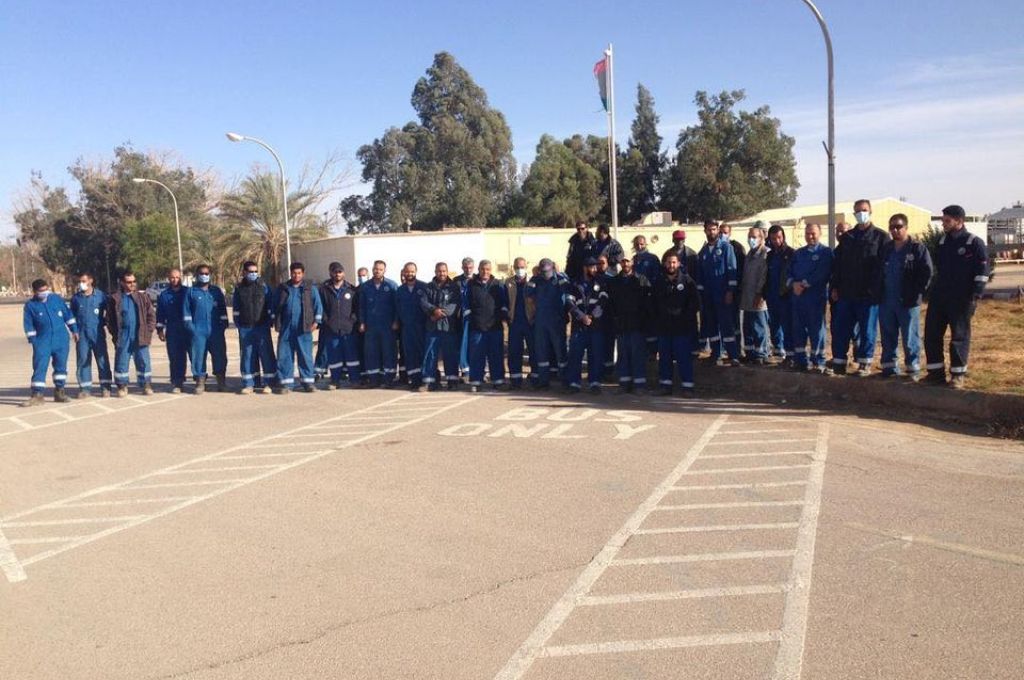 كيف يؤثر تخفيض سعر صرف الدينار الليبي "devaluation" على مختلف المتغيرات الاقتصادية الجزئية والكلية؟