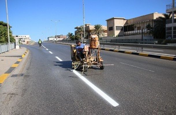 تواصل حملة تنظيف غرف تصريف مياه الأمطار ببلدية حي الاندلس