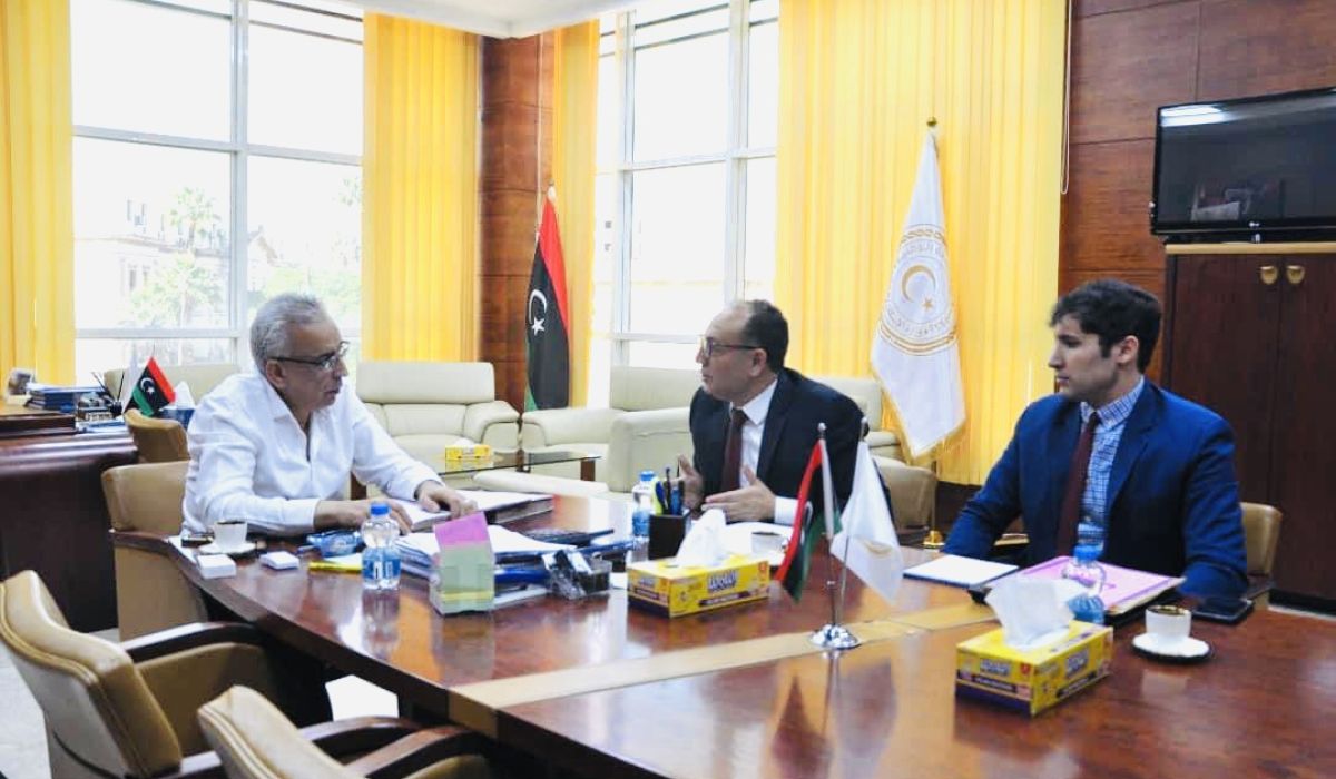 وزير الإسكان والتعمير بالوحدة الوطنية يناقش مع السفير التونسي عودة الشركات التونسية إلى ليبيا