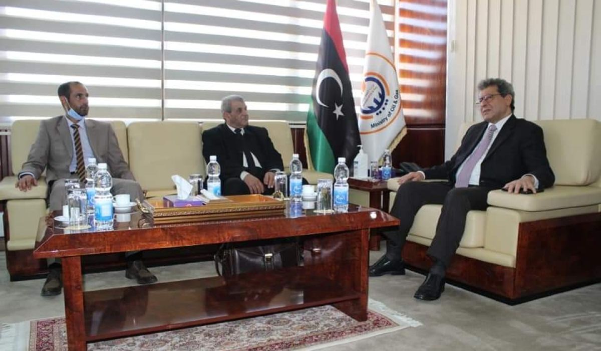 "عون" يؤكد على ضرورة إيجاد حلول لمطالب الأجهزة التي تقوم بحماية وتأمين الحقول والمواقع النفطية