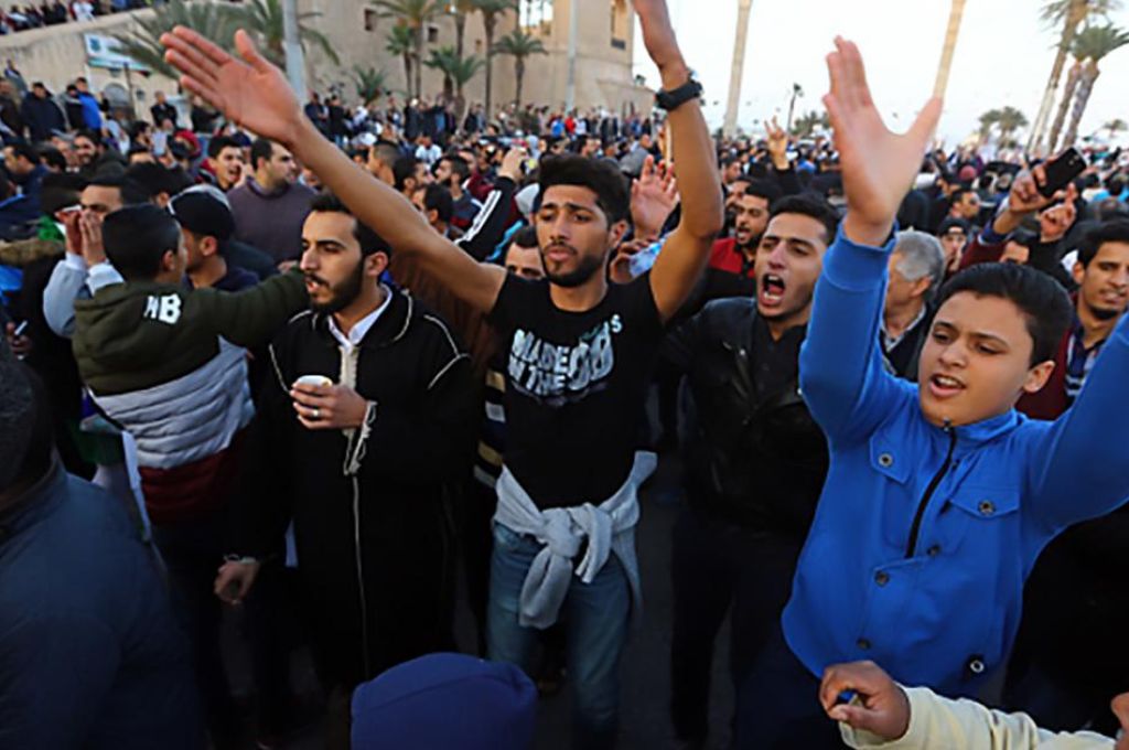 خاص.. تاجر عملة يُعدد لصدى أسباب ارتفاع الدولار في السوق الموازي