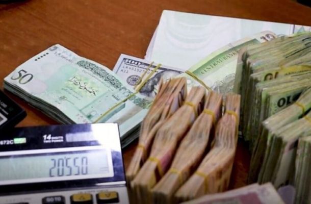 خاص.. "الغويل": ذهب إلى أمريكا وترك المصارف في تخبط بين قبول إيداع فئة ال50 أو رفضها