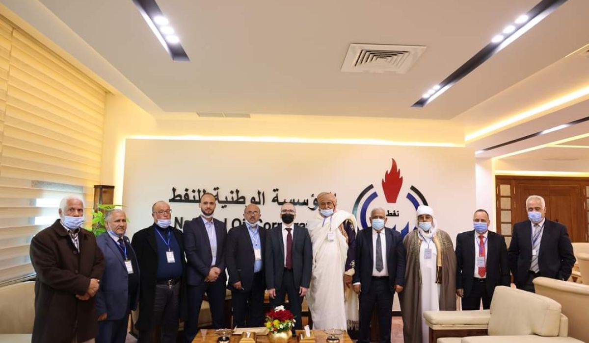 صنع الله يجتمع مع أعيان وحكماء مدينة رأس لانوف