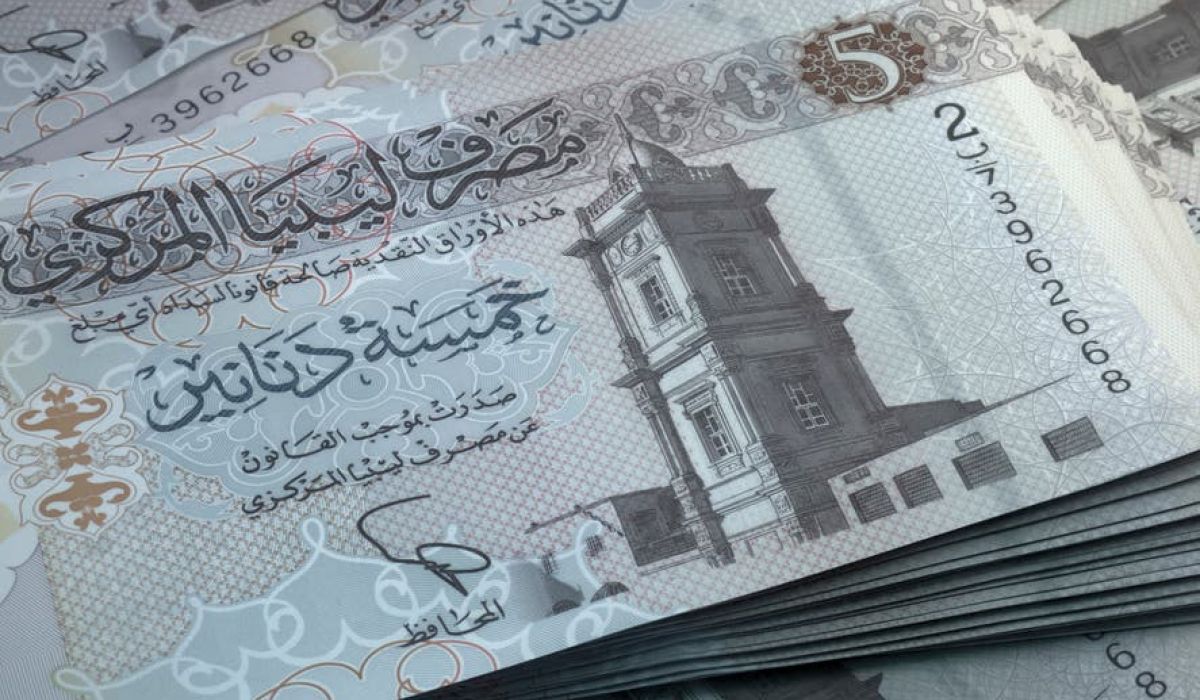 أويل برايس: تراجع عائدات النفط الليبي تدفع الدينار إلى الانهيار