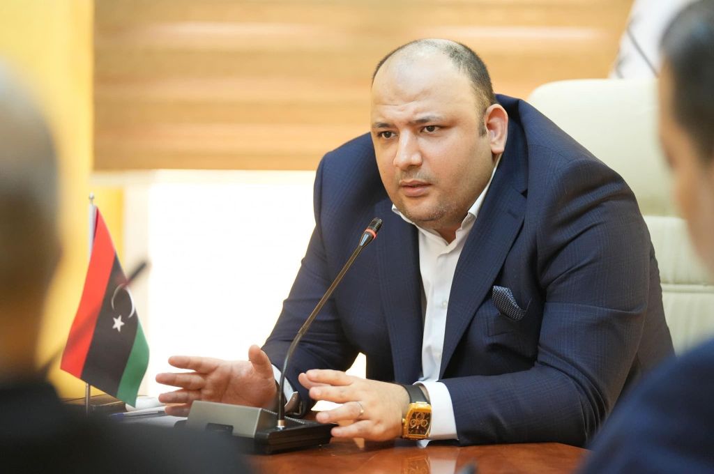 وزير الشباب يعقد اجتماعاً بخصوص توزيع الدفعة الأولى من صكوك القروض السكنية