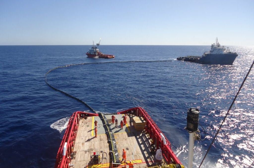 الوطنية للنفط تسلم معدات لضخ المياه في عدد من بلديات المنطقة الجنوبية
