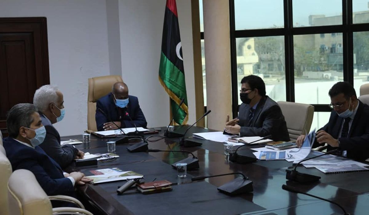 وزارة العمل تبحث التنمية المكانية في المناطق المحيطة بالمنشآت النفطية