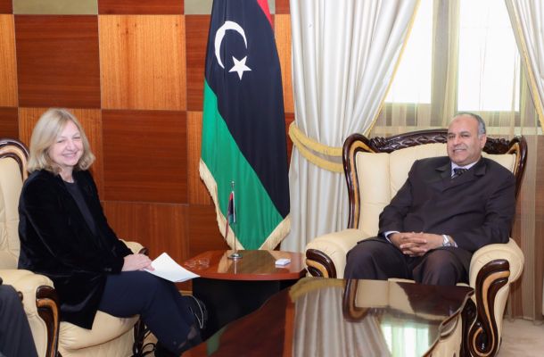 السراج يعد البلديات بتوسيع صلاحياتها وتخصيص ميزانيات كافية لها