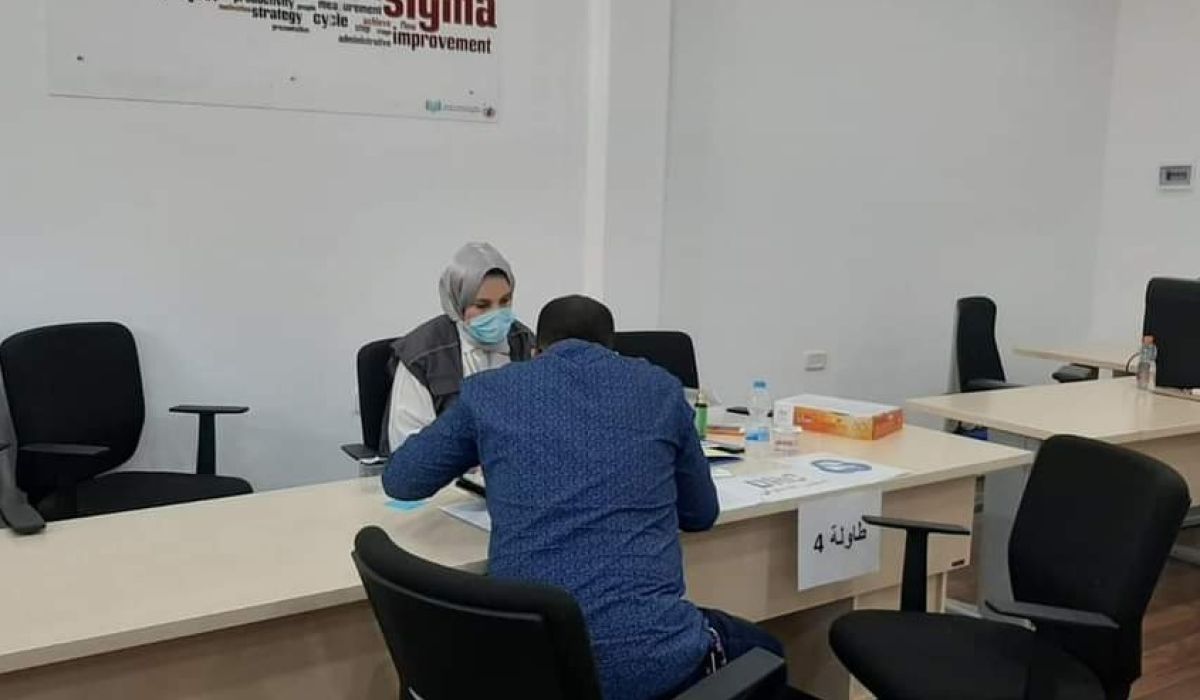 بلدية أبوسليم تُقدم دفعة ثانية من بطاقات التداول دعمًا للأسر النازحة بالمنطقة