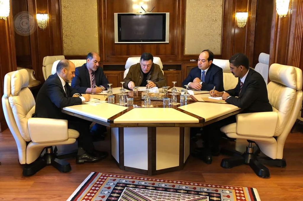 وزير المواصلات يناقش الأضرار بمطار معيتيقة الدولي