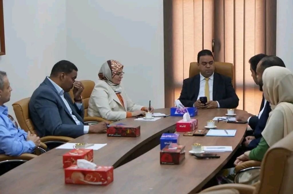 وفد حكومي يبحث تسهيل الحركة بمعبر رأس جدير