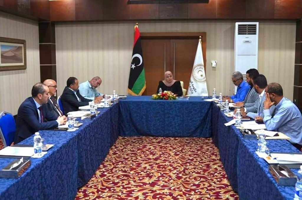 خاص.. مخالفاً لتعليمات الديوان.. "بن عياد" يستبعد الجيل الجديد ويكلف شركة روافد الخاصة بتنفيذ المشاريع بالحقول النفطية .. وهذه التفاصيل 