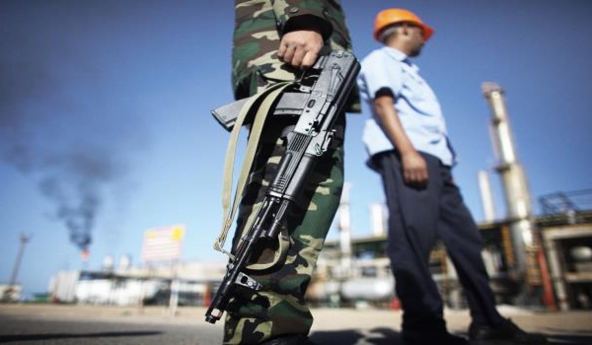 جهود إعادة تشغيل الحقول النفطية بالمنطقة الغربية تصطدم برفض رجال القبائل