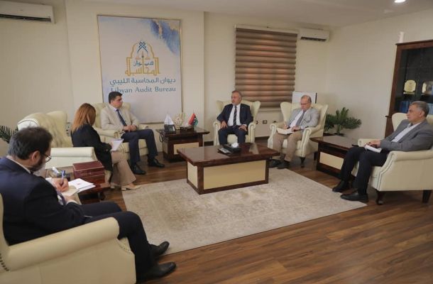 عدد من مسؤولي شركة البريقة لتسويق النفط يقومون بتعبئة إجراءات الذمة المالية