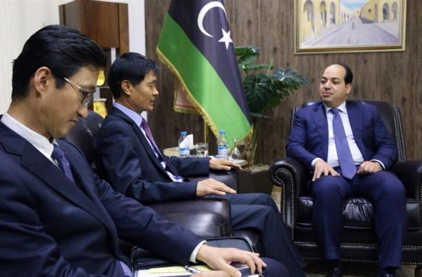 وزيرا العمل والمالية يناقشان ترتيبات توزيع موظفي فائض الملاكات الوظيفية