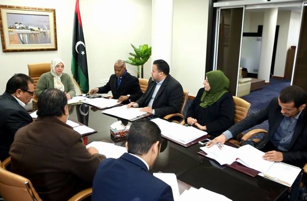 محتجون أمام حقل النافورة يهددون بنقل احتجاجهم داخل الحقل