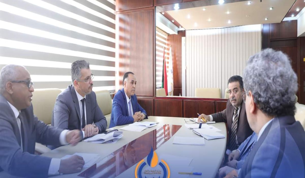 وزارة النفط والغاز تبحث الخطة الوطنية لمكافحة الانسكابات الزيتية (النفطية)