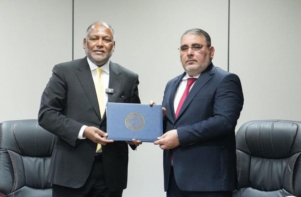 خاص.. الهنقاري يفتح أبواب هيئة تنمية الصادرات لأبنائه ويمنح أقاربه مناصب ومزايا من المال العام