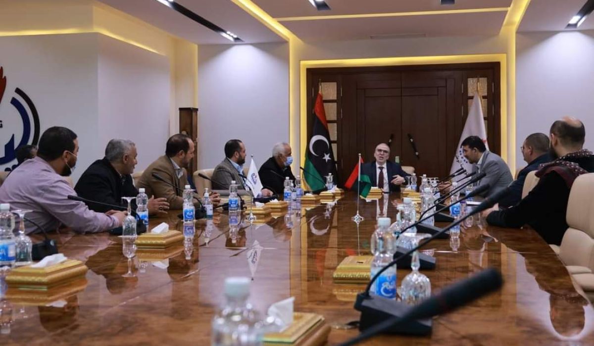 خلال اجتماعه مع نخبة من رجال الأعمال بمدينة زليتن "صنع الله" يؤكد على أن الأولوية دائماً للشركات الوطنية الليبية لتنفيذ العديد من المشاريع الهامة بقطاع النفط الليبي