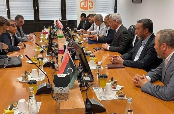 بلدي ترهونة يبحث إجراءات صرف مرتبات العمالة بشركة خدمات النظافة