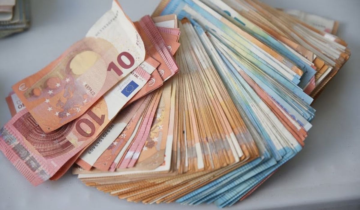 صحيفة يونانية تكشف عن أوراق نقدية تالفة في اليونان تابعة للمصرف المركزي بنغازي وعلاقتها بالمافيا الروسية في تهريب الأموال