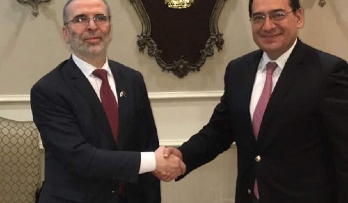 صنع الله يلتقي مع وزير البترول والثروة المعدنية المصري