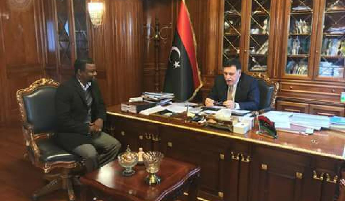 السراج يقدم مساعدات عاجلة لأهالي تاورغاء ويؤكد بداية عودتهم لمدينتهم قبل نهاية العام