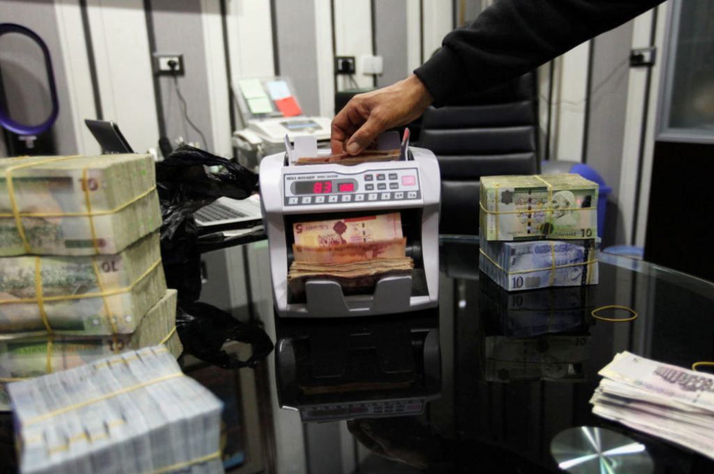 خاص.. "المركزي" يؤكد وصول شحنة جديدة من العملة التي تم طباعتها بالخارج