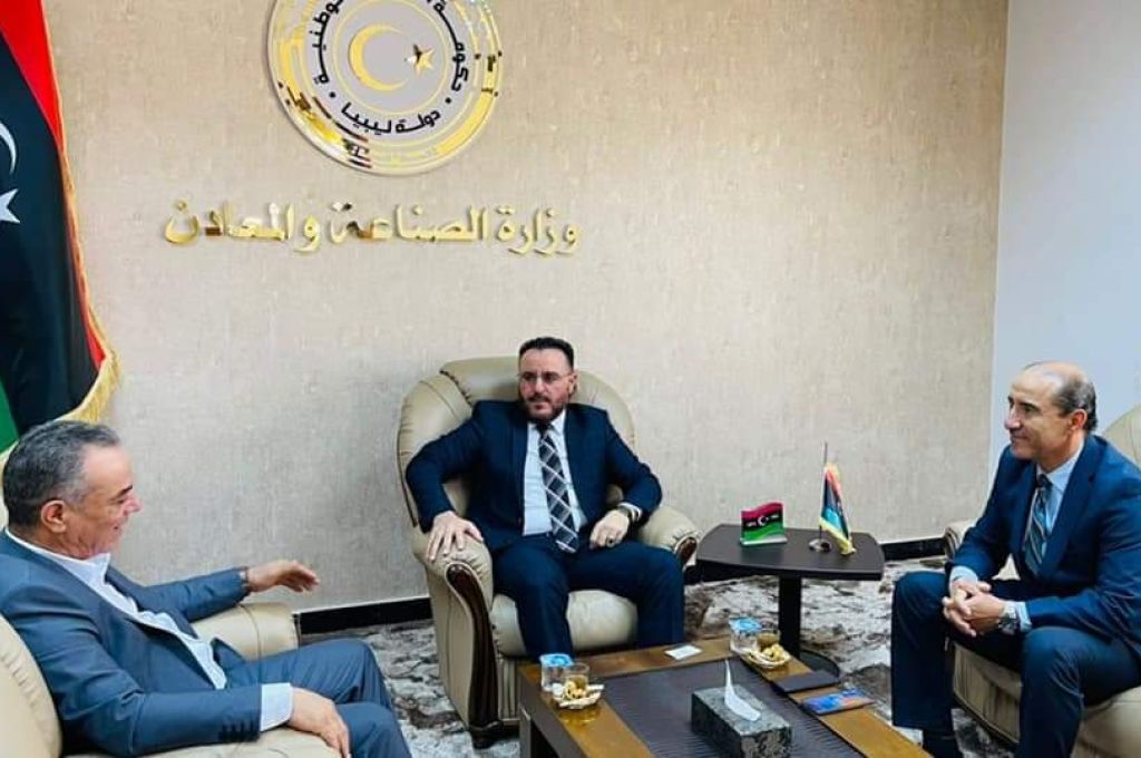 الشروع في تسليم الدفعة الأولى من منحة دعم الزواج بمدينة طبرق