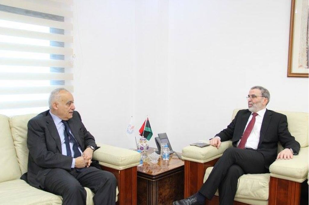 السراج يوافق على 299 معاملة لاستيراد الأدوية والمعدات والمستلزمات الطبية ضمن الموازنة الاستيرادية