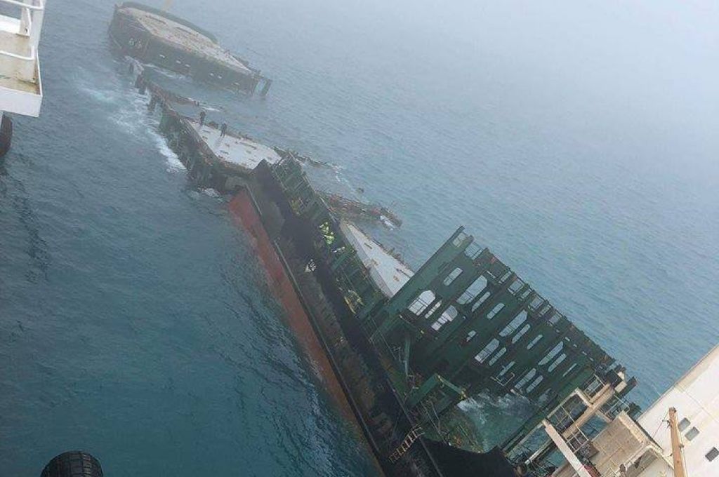 انتهاء المرحلة الأولى من انتشال السفينة الجانحة بمدخل ميناء طرابلس البحري