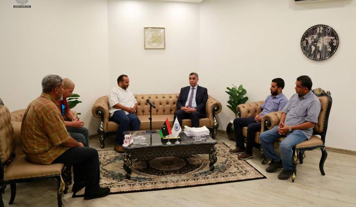 اجتماع بشأن تسليم حوافظ مرتبات العاملين بشركة الخدمات العامة للنظافة