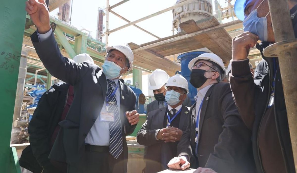 رئيس المؤسسة الوطنية للنفط يزور مجمع رأس لانوف الصناعي