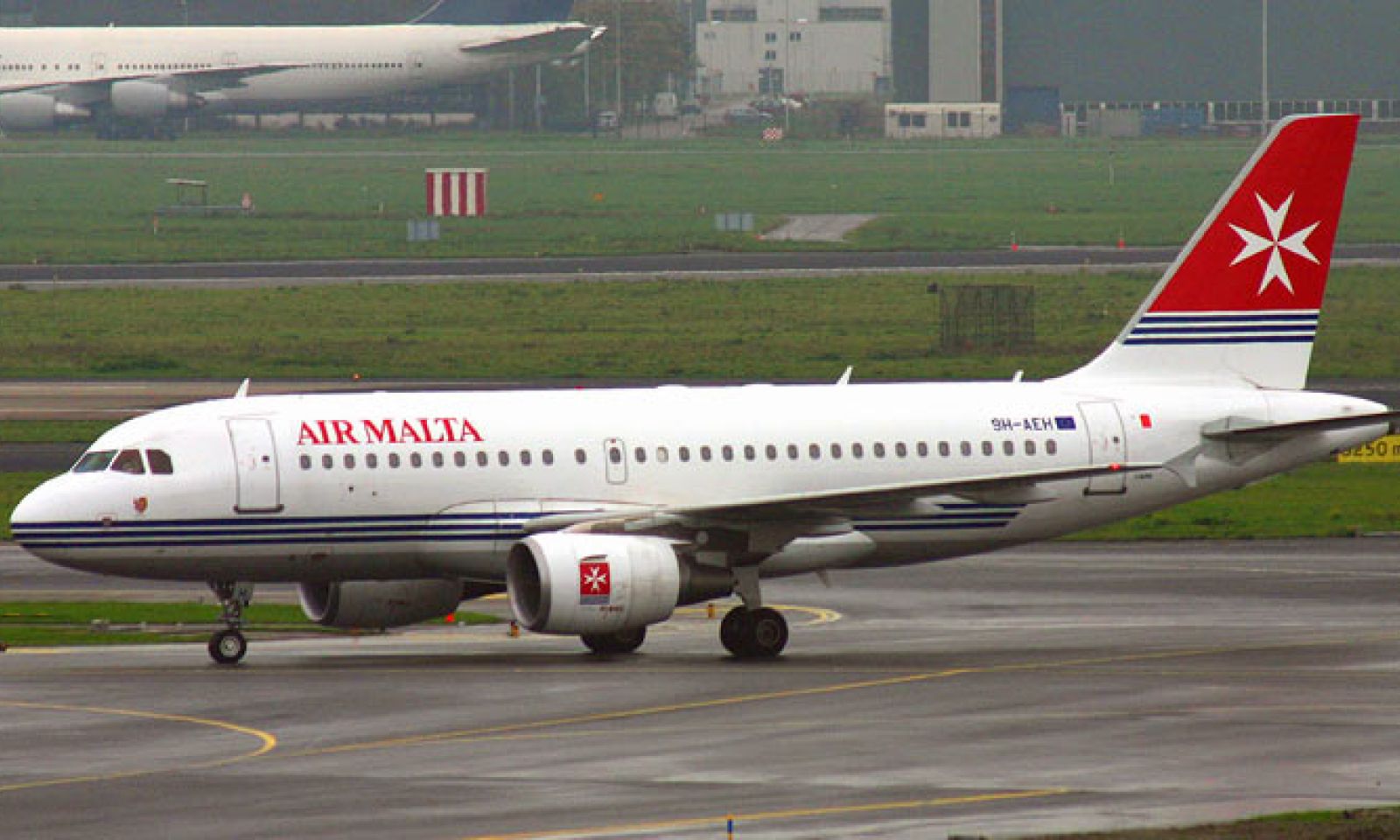 تايمز أوف مالطا تصف رئيس مجلس إدارة شركة مالطا للطيران بالسادج تجارياً عندما أعلن عن التعاون مع ليبيا .. هذه أبرز التفاصيل