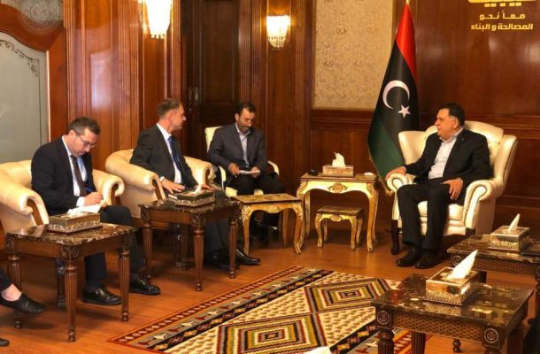 إصابة 24 مهاجراً بإطلاق نار من قبل مهربي البشر ببني وليد