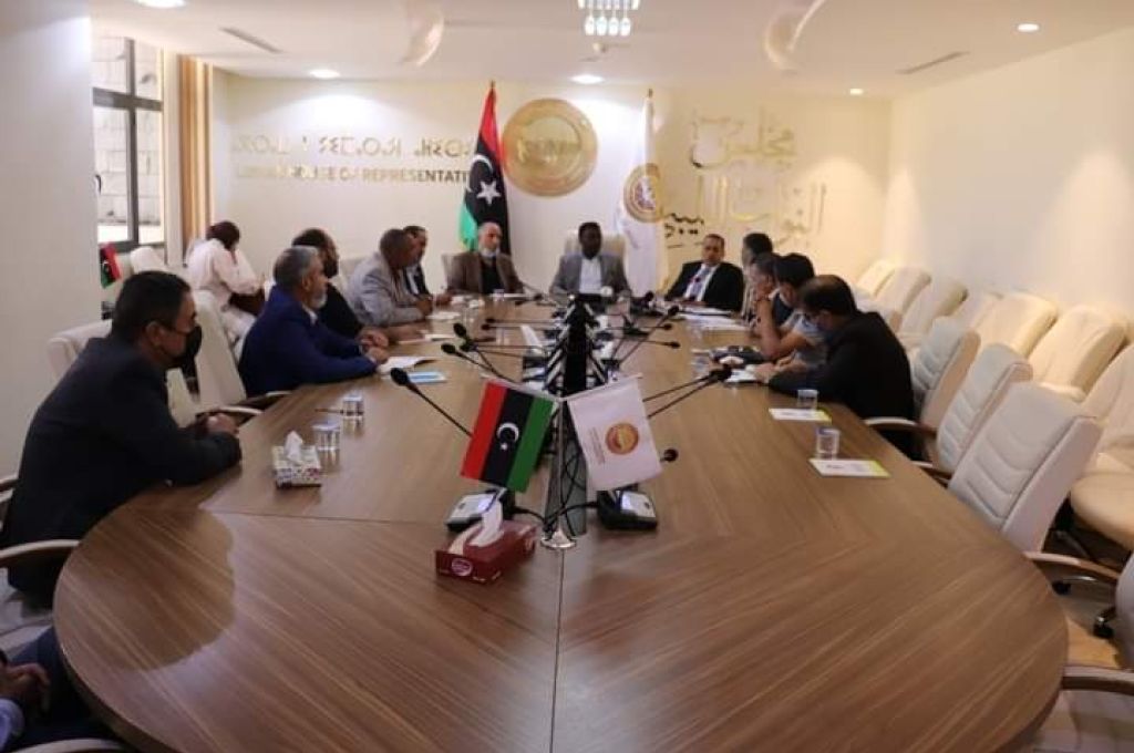 عرقلة شاحنات البضائع الليبية من قبل محتجين توانسة بالمناطق الحدودية