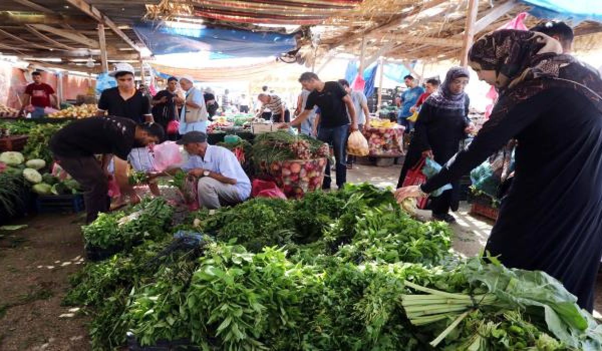 رجال الأعمال يحذرون من شح البضائع في السوق بسبب قرارات المركزي