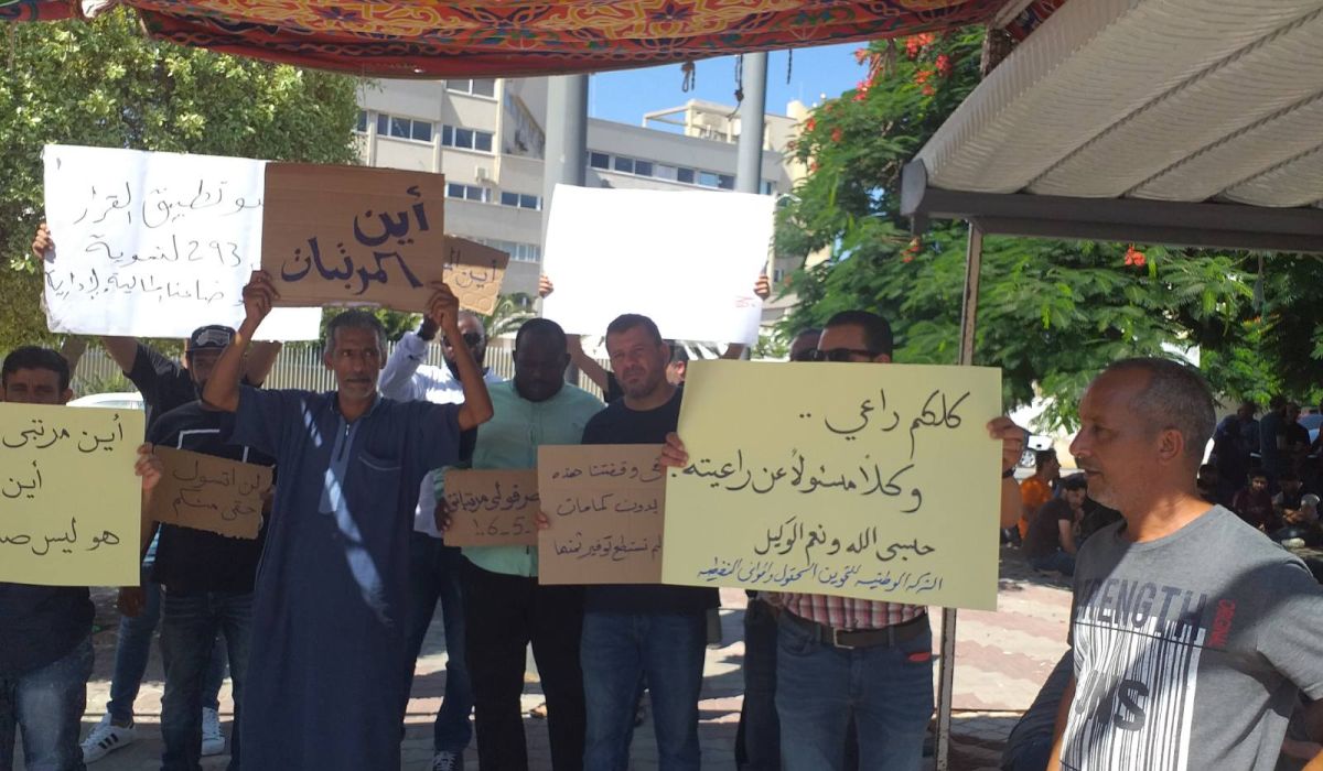 عمال 13 نقابة ينظمون وقفة احتجاجية أمام الرئاسي ووزارة المالية للمطالبة بالمرتبات المتأخرة