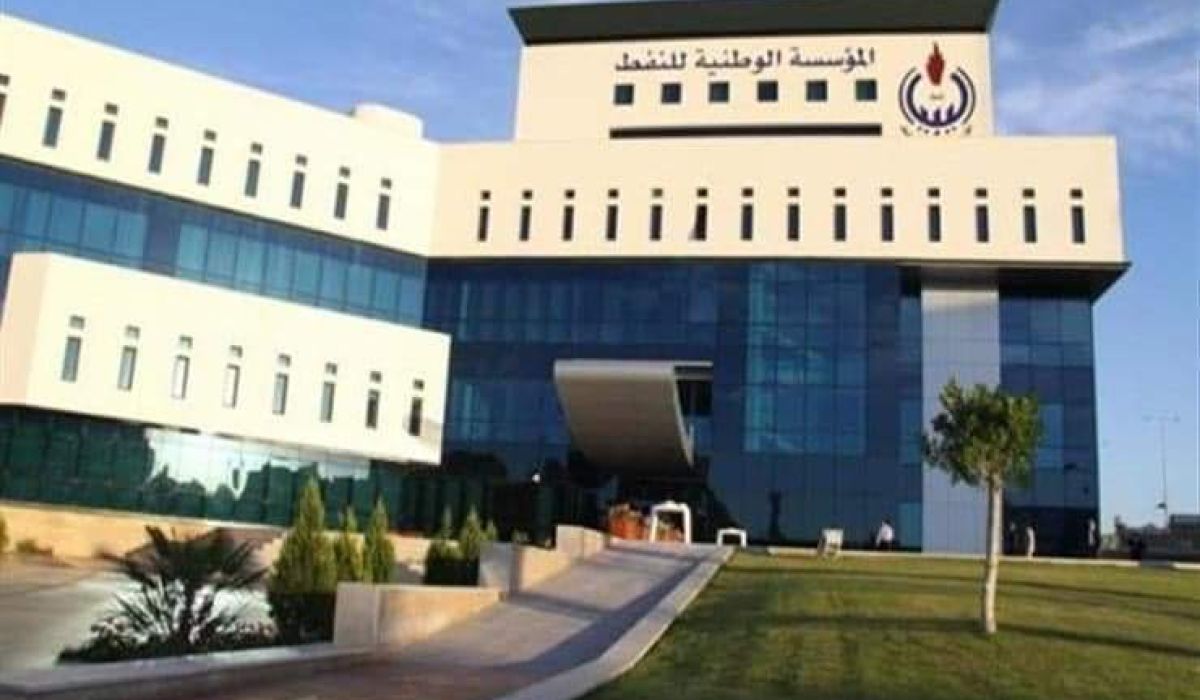 الوطنية للنفط تعلن عن دخول بارجة عسكرية لميناء رأس لانوف النفطي وتحذر من استمرار عسكرة منشآتها النفطية