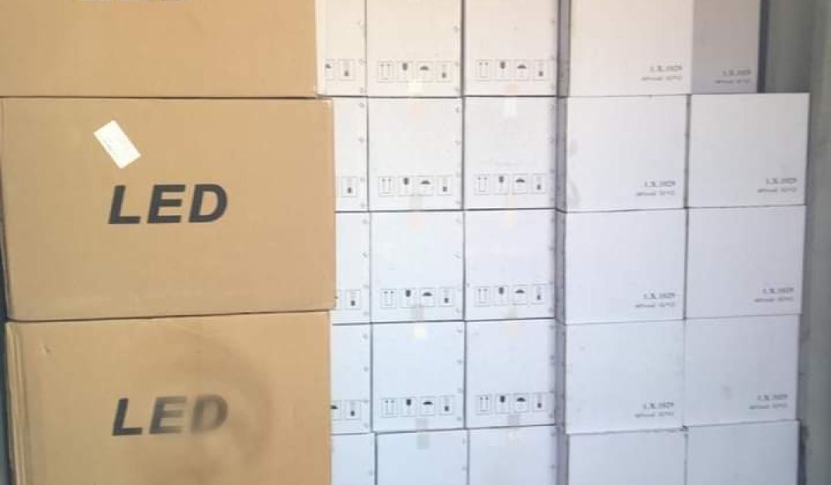 مصلحة الجمارك تضبط أكثر من 35 ألف علبة من المشروبات الكحولية بميناء الخمس البحري