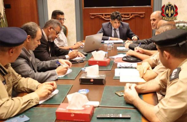 خاص: بيع الوقود في الطرقات العامة أثرت في إرتفاع السلع بالإضافة إلى قيام بعض من المجموعات المسلحة بفرض مبالغ مالية على سائقي الشاحنات.. تقرير الرقابة يوضح