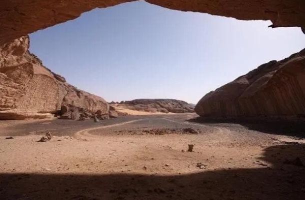 الدولار يشهد انخفاضا ملحوظاً بالسوق الموازي