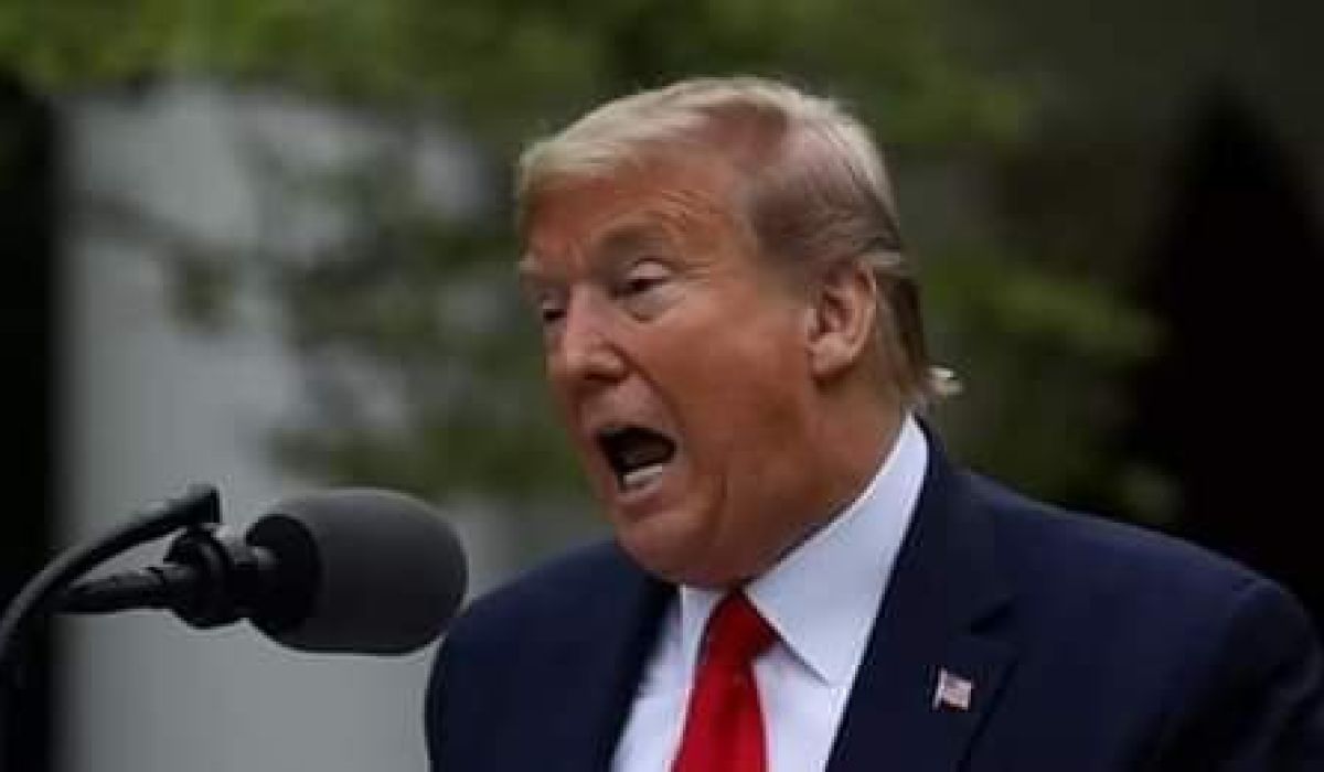 موقع أمريكي يفجر قنبلة .. " ترامب" تلقى مبالغ مالية من القذافي