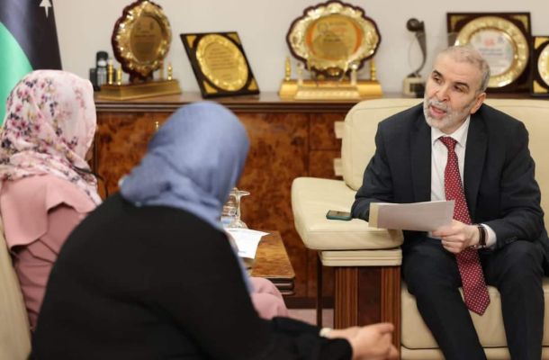 خلال لقائه مع النائب الأول لرئيس الحكومة.. القنصل الإيطالي يؤكد على فتح القنصلية الإيطالية ومكتب التأشيرات بمدينة بنغازي