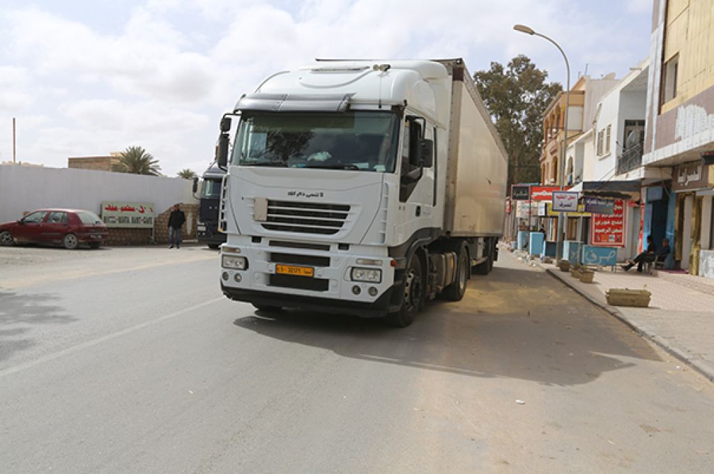 عرقلة شاحنات البضائع الليبية من قبل محتجين توانسة بالمناطق الحدودية