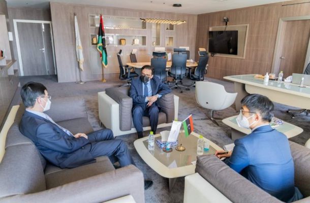 وزير الاقتصاد والتجارة يجتمع مع عدد من الشركات الصينية