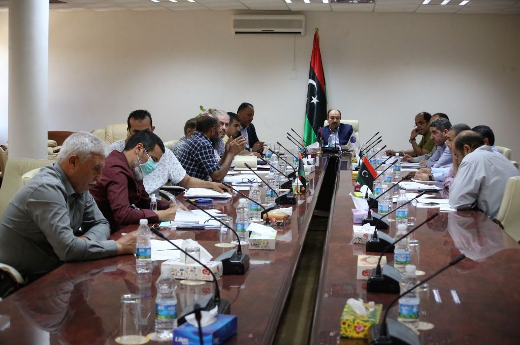 حبارات يكتب مقالاً عن أسباب ونتائج فشل برنامج الإصلاح الاقتصادي