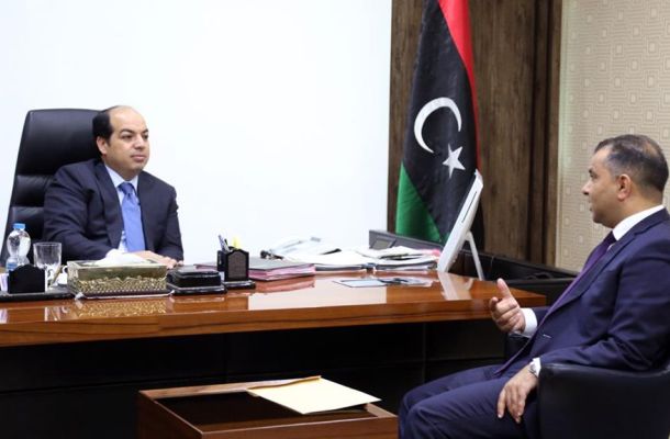 وزير المالية بحكومة الوفاق يجتمع مع رئيس هيئة الرقابة الإدارية